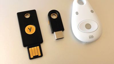 Tres llaves de seguridad para iniciar sesión