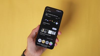 Móvil en la mano de una persona, con la pantalla encendida