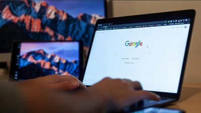 Buscador de Google abierto en un portátil