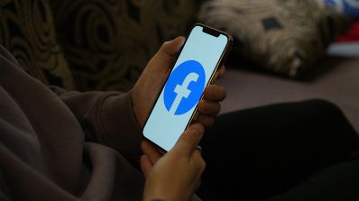 Uso de Facebook en un teléfono móvil