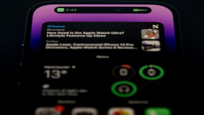 Pantalla de bloqueo de un iPhone mostrando varias notificaciones de apps de mensajería y redes sociales, ilustrando el punto de vulnerabilidad donde el contenido se descifra para ser mostrado al usuario.