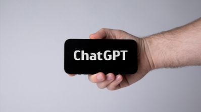 Imagen de ChatGPT, en la pantalla de un teléfono móvil