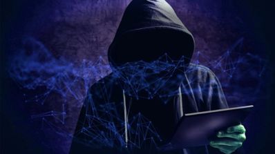 Un ciberdelincuente utilizando un dispositivo móvil