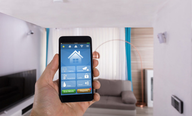 Un móvil controlando una vivienda inteligente