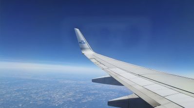 Imagen tomada durante un vuelo entre San Francisco y Ámsterdam, con la aerolínea KLM, donde se puede ver el logo de la empresa