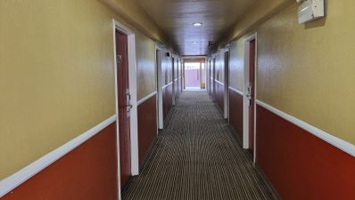 Interior de un hotel en Los Ángeles, con habitaciones a ambos lados
