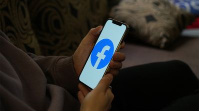 El logo de Facebook en un móvil con la pantalla iniciada