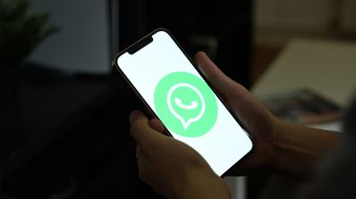 Logo de WhatsApp visible en una pantalla de un teléfono móvil