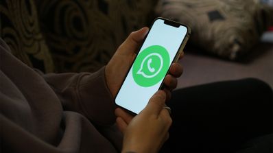 Logo de WhatsApp en un móvil