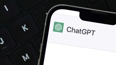 Logo de ChatGPT en la pantalla de un móvil