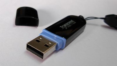 Una imagen de un pendrive de color negro, sobre una mesa