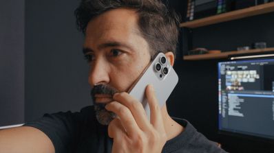 Una persona realizando una llamada al teléfono de ayuda de INCIBE, el 017