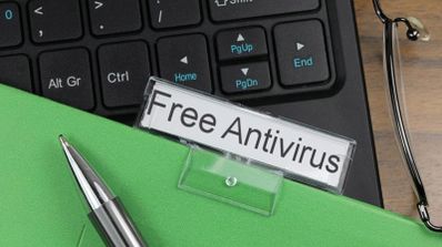 Una imagen de un teclado y una etiqueta donde se puede leer Free Antivirus
