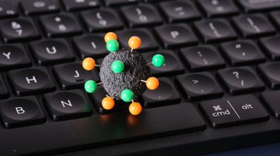 Un teclado informático, con el símbolo del virus encima