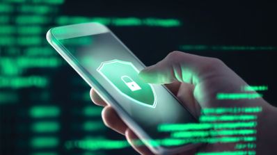 Un móvil en la mano de una persona, rodeado de un entorno de seguridad informática