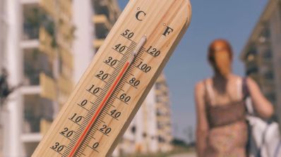 Termómetro de madera en un día de calor