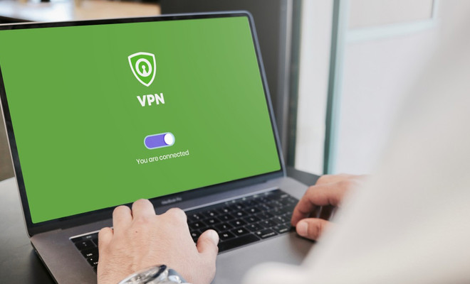 Una VPN conectada en la pantalla de un portátil