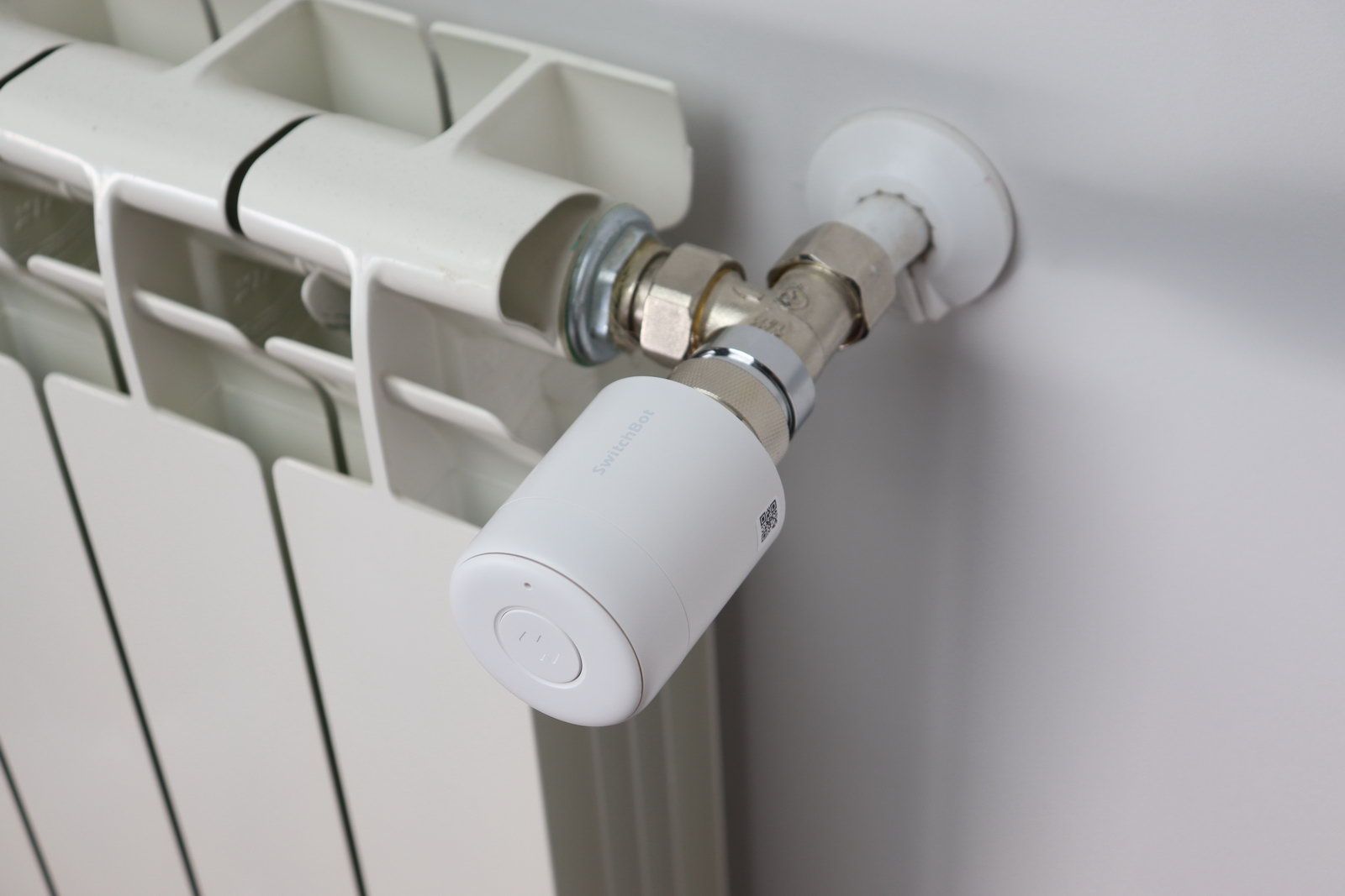 El termostato inteligente para radiador de SwitchBot instalada en un radiador.