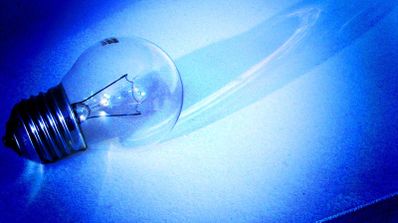 Una bombilla eléctrica, sobre un fondo azul