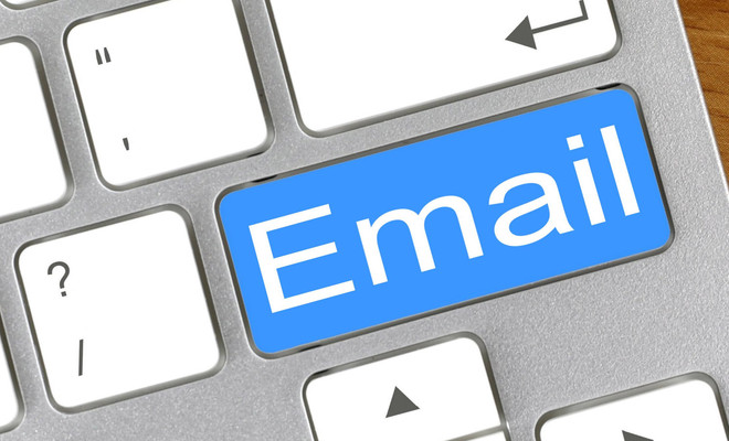 Imagen en la que aparece la palabra e-mail en el teclado de un ordenador