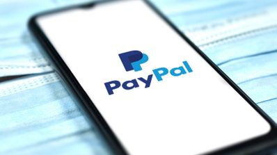 Una imagen en la que aparece el logo de PayPal en la pantalla de un móvil
