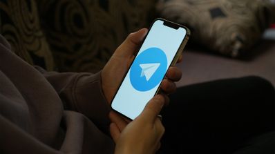 Logo de Telegram, en la pantalla de un móvil