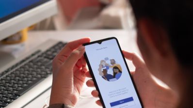 Una persona utilizando Microsoft Teams en su móvil, la aplicación que alertará al recibir enlaces sospechosos