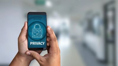Una imagen en la que aparece un teléfono móvil con el icono de un candado, representando la seguridad