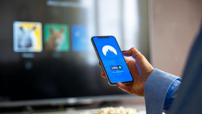 Imagen en la que aparece un móvil con VPN