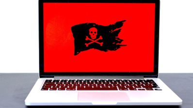 Imagen en la que aparece la representación de un malware en la pantalla de un portátil