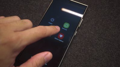 Una pantalla de móvil, donde aparece el icono para reiniciar el teléfono