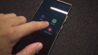 Una pantalla de móvil, donde aparece el icono para reiniciar el teléfono