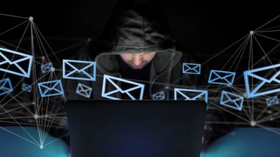 Un ciberdelincuente, enviando múltiples e-mails fraudulentos
