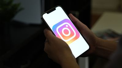 Imagen en la que aparece el icono de Instagram en un móvil