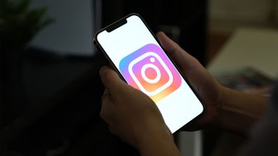Imagen en la que aparece el icono de Instagram en un móvil