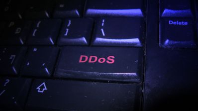 Tecla de un teclado donde aparece DDoS