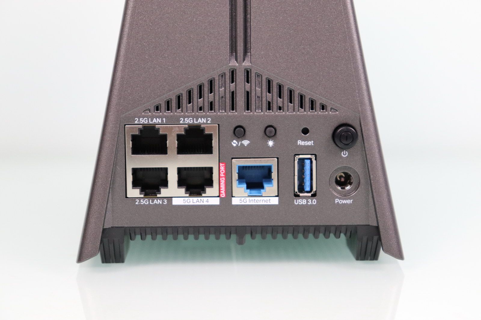 Detalle de todos los puertos y botones del router TP-Link Archer GE550.