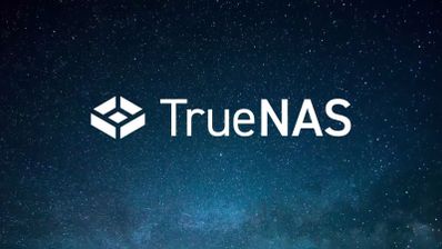 Interfaz de inicio de sesión de TrueNAS 25.10 mostrando el logo oficial sobre un fondo azul oscuro.