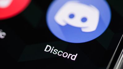 Imagen en la que aparece el logo de Discord en el móvil
