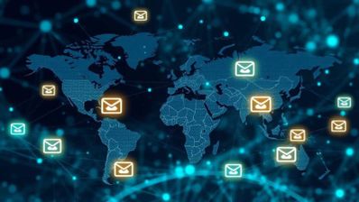 Imagen en la que aparece un mapa con iconos del correo electrónico