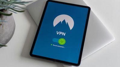 Imagen de NordVPN en la pantalla de una tablet