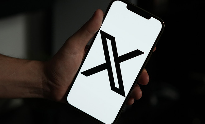 Imagen de la red social X en un teléfono móvil