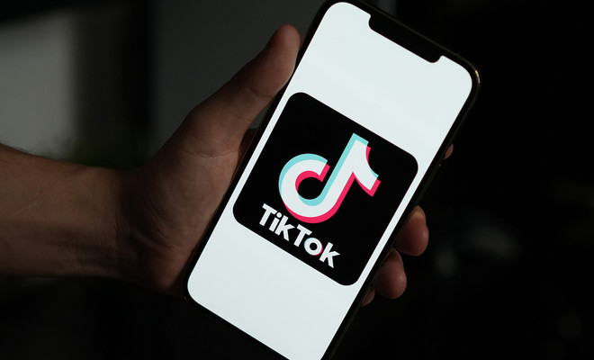 Imagen en la que aparece el logo de TikTok, en la pantalla de un móvil