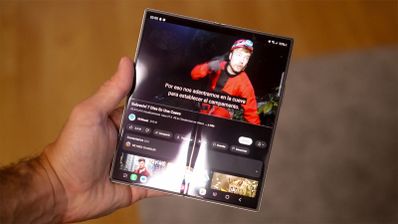 Imagen de un vídeo de YouTube en la pantalla de un teléfono