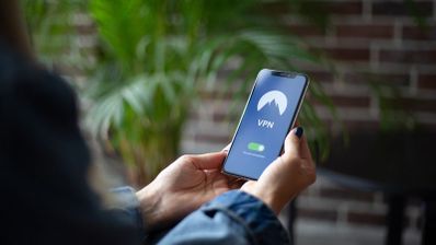 Imagen en la que aparece una VPN en la pantalla de un móvil