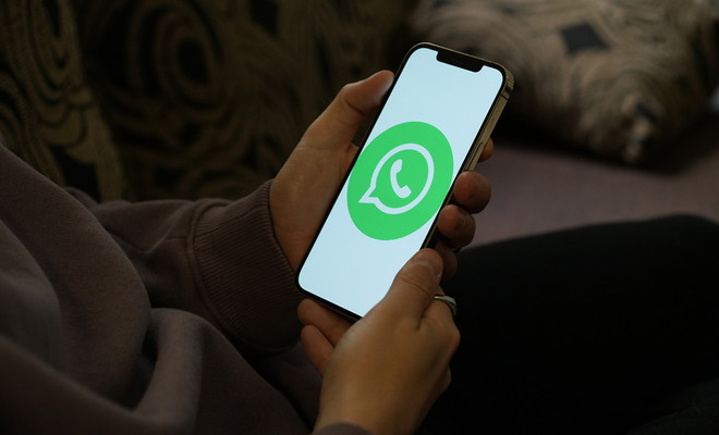 Imagen en la que aparece el logo de WhatsApp en un móvil
