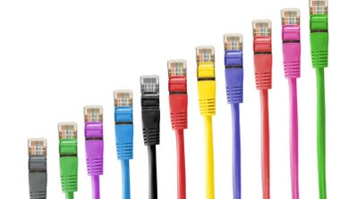 Imagen en la que aparecen cables Ethernet de diferentes colores