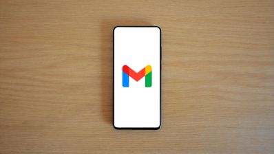 Foto del logo de Gmail en la pantalla de un móvil
