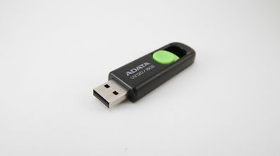 Imagen en la que aparece un pendrive de 16 GB