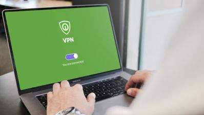 Imagen en la que aparece una VPN en la pantalla del ordenador